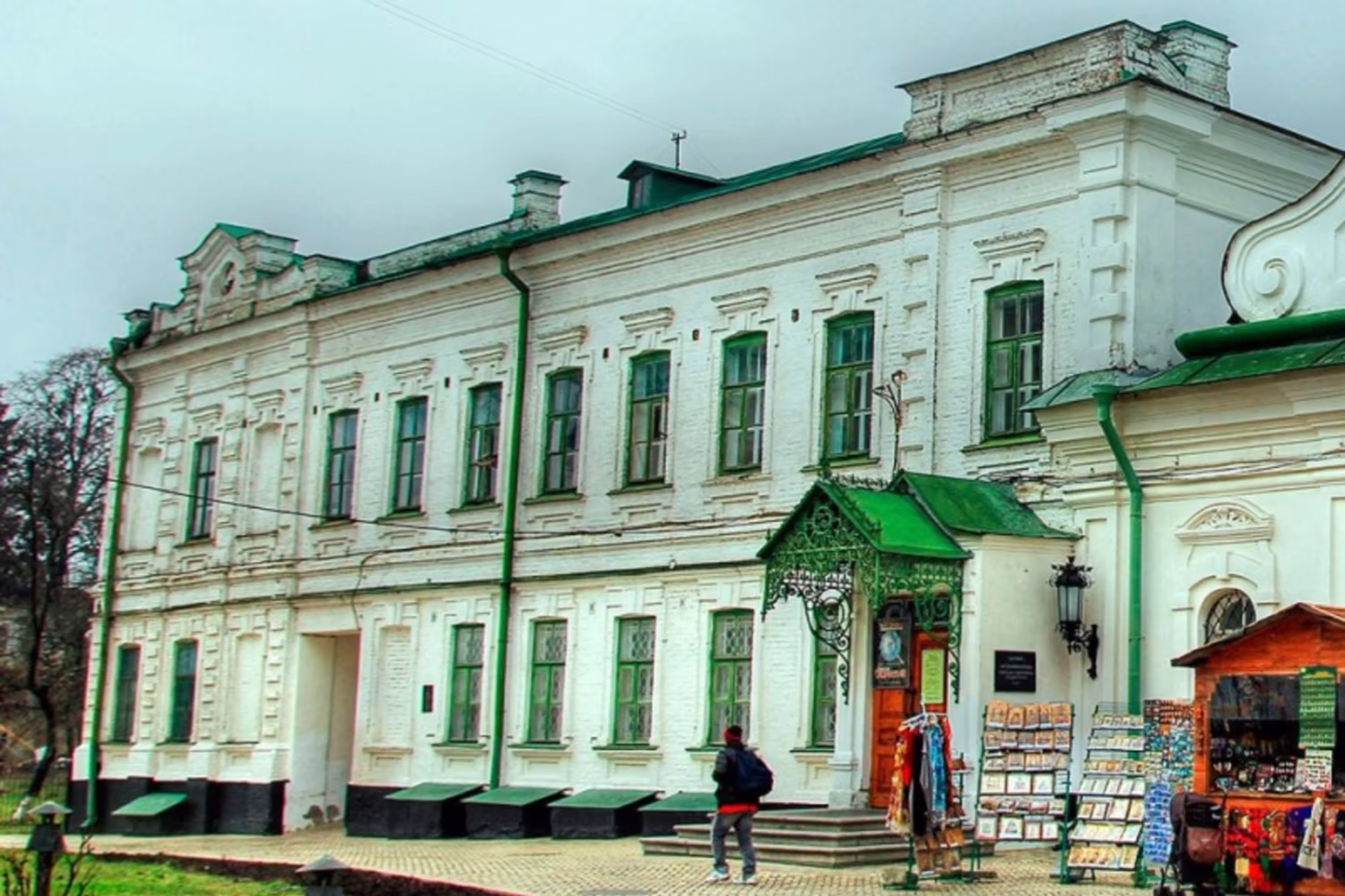 Музей мікромініатюр Миколи Сядристого. Троянда у волосині й караван верблюдів у вушці голки на території Лаври — фото 4