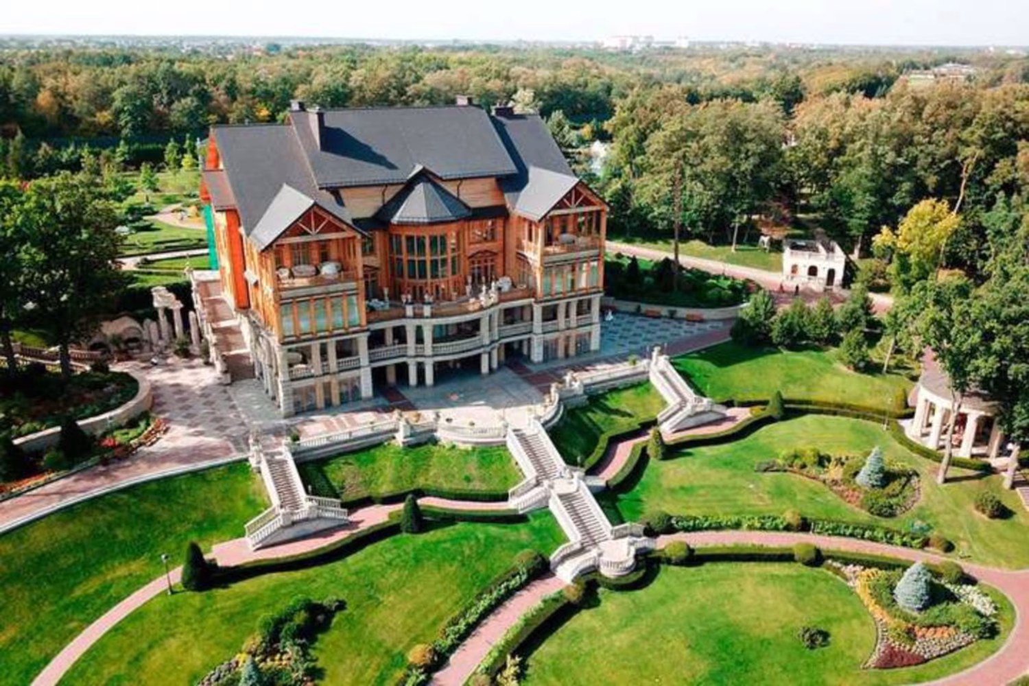 Парк-пам'ятка «Межигір'я». 140 гектарів колишньої резиденції з павичами, ретроавтомобілями та набережною Київського моря